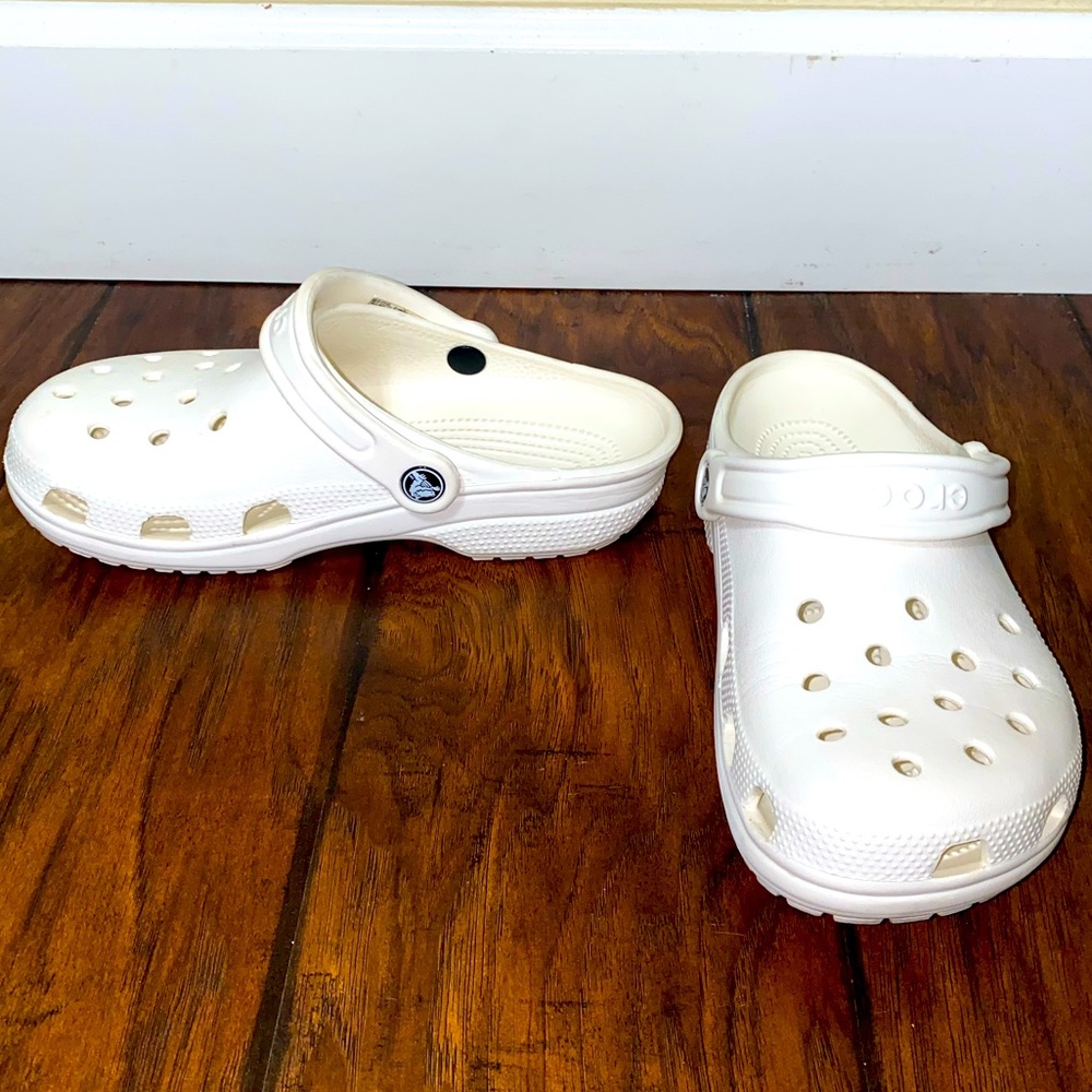 WHITE CROCS